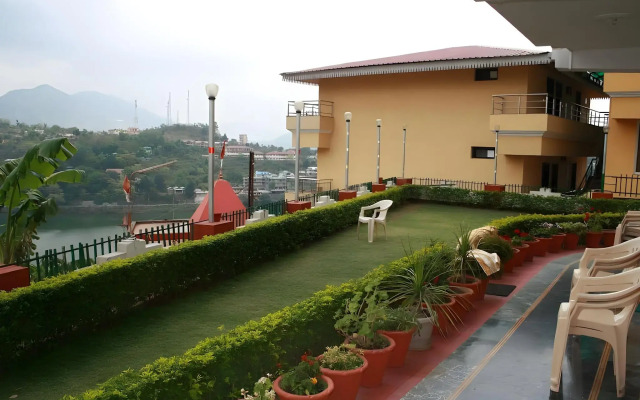 Hotel Lake Inn - A Luxury Lake View Hotel