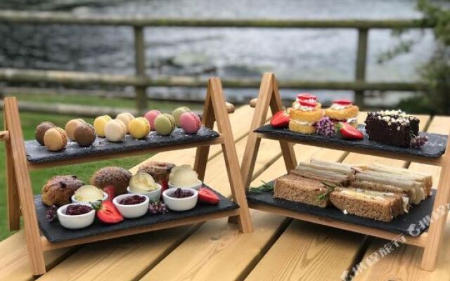 Cadmore Lakeside Hotel