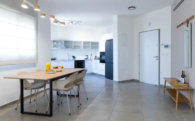 SeaFront Luxurious 3 BR Apartment