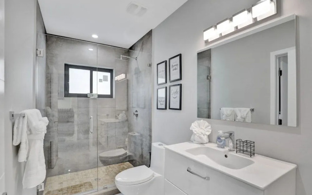 Renovated 5½ Bedroom Home/Heated Pool