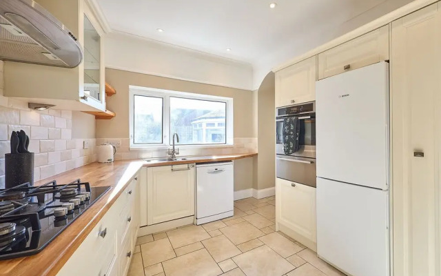 Host Stay Louvaine House