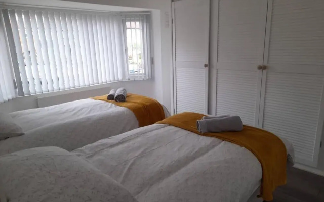 Beautiful Modern 3-bed House in Birmingham