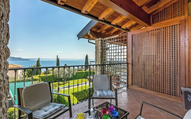 Julia's House With Lakeview and shared pool