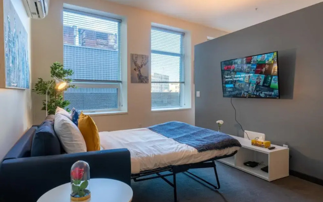 Comfy DT Loft w Parking Rooftop Patio BBQ Gym