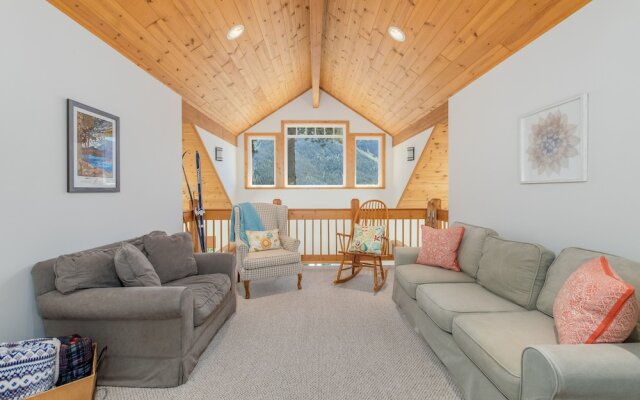 Lazy Bear Lodge 3 Bedroom Home by NW Comfy Cabins by RedAwning