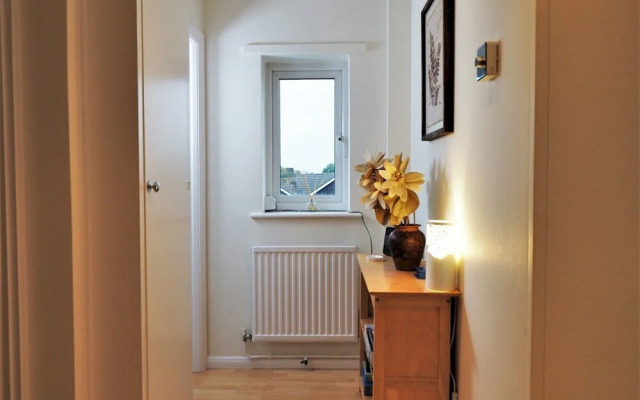 Quiet APT Sleeps 4-6 Central Windsor With Parking