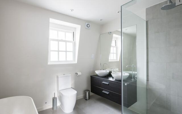 Ultra luxurious London home for 5-7