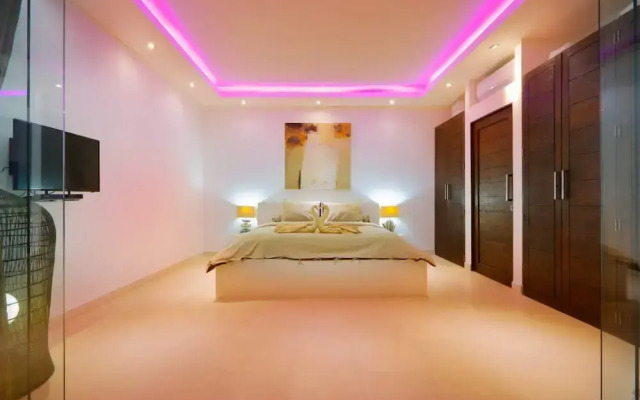 Elegant Private Villa, 3 BR, Seminyak With Staff