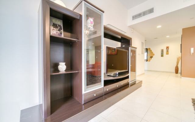 Executive Towers Amazing 1BR Onsite Pool Business bay