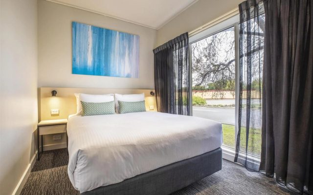 Nightcap at Excelsior Hotel – Guest Rooms – Melbourne