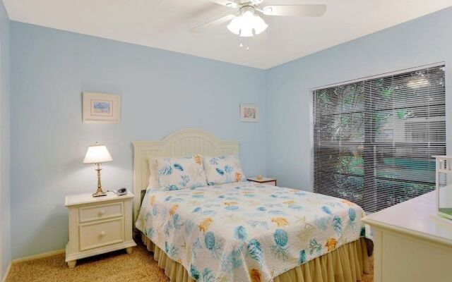 Relaxing Condo With two Pools and Steps to Beach