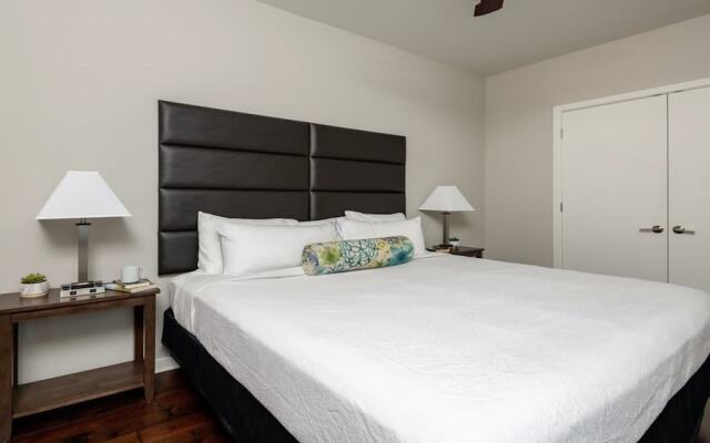 Downtown Dallas CozySuites w/ roof pool, gym #5