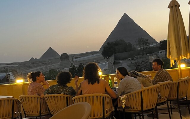 The Gate Hotel Front Pyramids & Sphinx View
