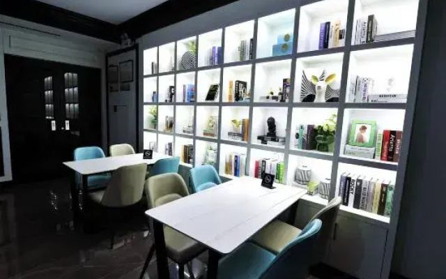 Xana Hotelle Hotel (Shijiazhuang Railway Station East Square Subway Station)