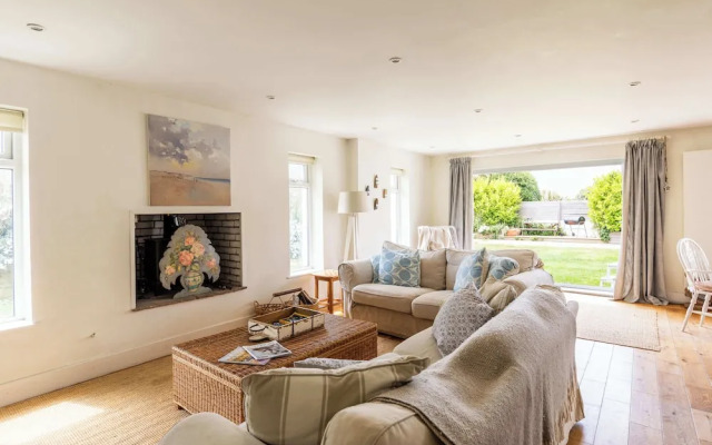 Light-filled Family-friendly Beach House