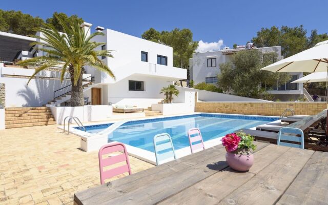 Posh Holiday Home With Pool, Library & Scenic Views in Jesus