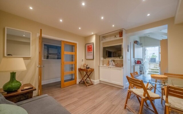 Stylish 2 Bedroom Apartment in Chelsea With Garden