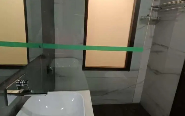 Lime Tree 3BHK Serviced Apartments DLF 5