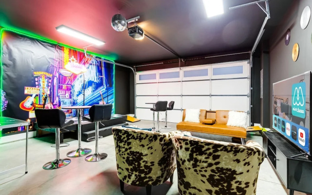 Downtown Nashville Hot Tub Game Room Karaoke