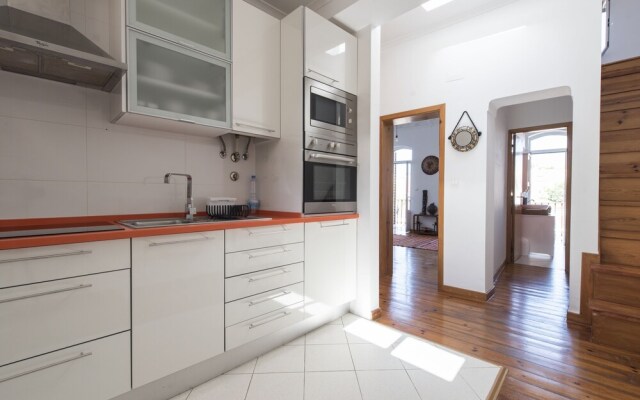 Bright and Airy Apt with balcony by LCH