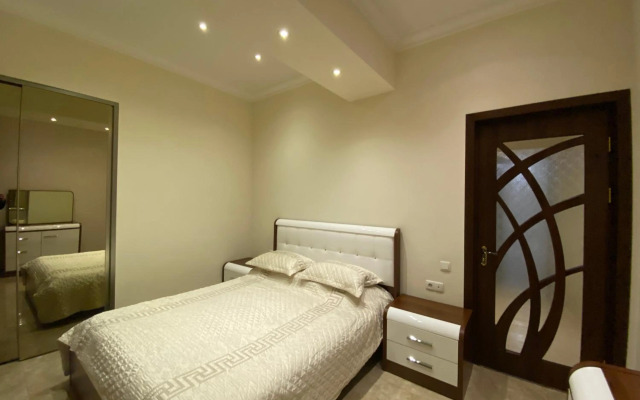 Teryan street 3 bedrooms Luxury and Unique apartment TT777