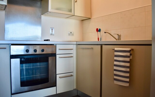 Central 2 Bedroom Flat With Balcony Views