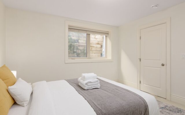 Cozy 2BR BSMT Suite Near Grouse Mt. and Edgemont.