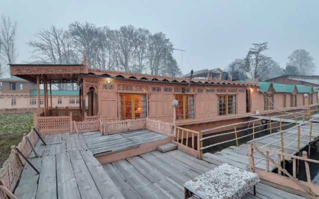 Vaccinated Staff- OYO 24812 Houseboats by Vanda Group