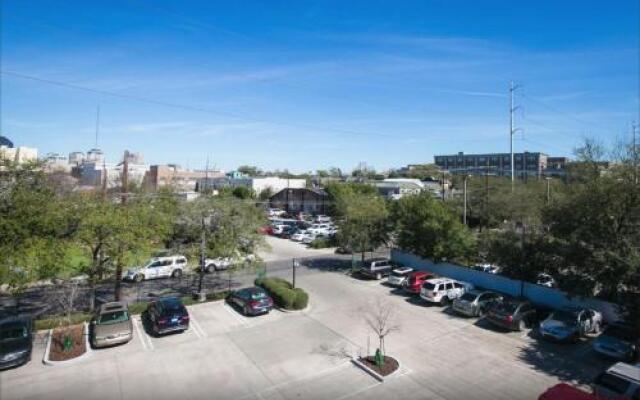 Spacious 4BD Luxury Penthouse with Balcony