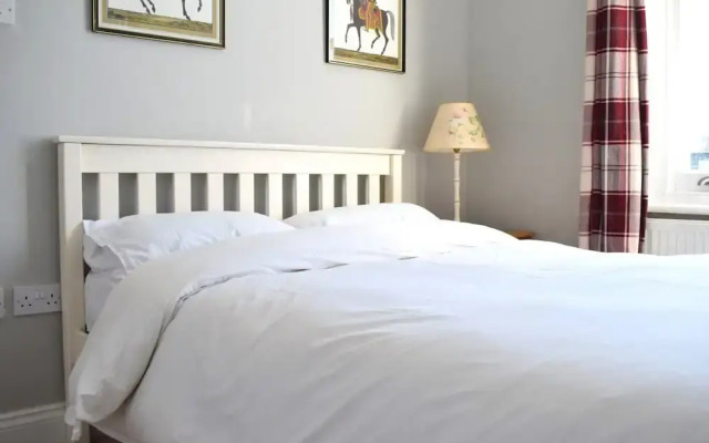 Lovely Newly-renovated 3 Bedroom Apartment in Fulham