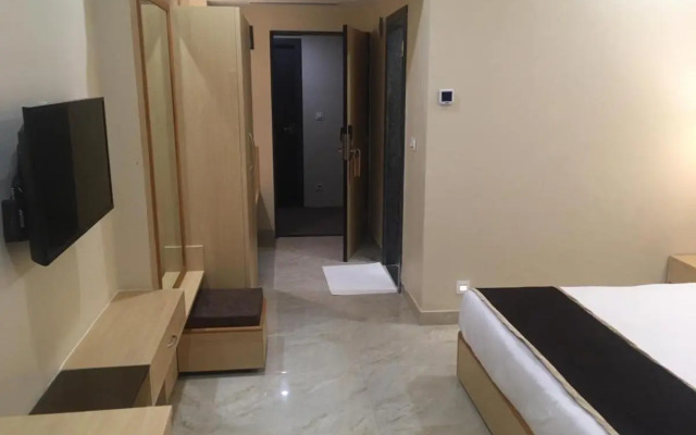 Hotel Aarunya Royale