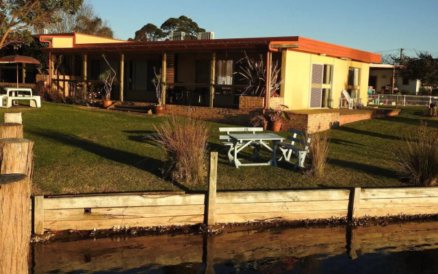 Lake Edge Holiday Units