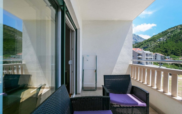 Pleasant Apartment in Drvenik With Balcony