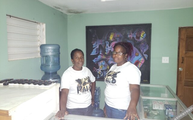 Pal's on the Beach - A Gold Standard Hotel