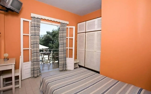 Yannis Servos Barbati Apartments