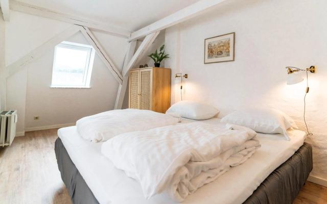 Hafenkoje mit Blick über Hafen und Altstadt