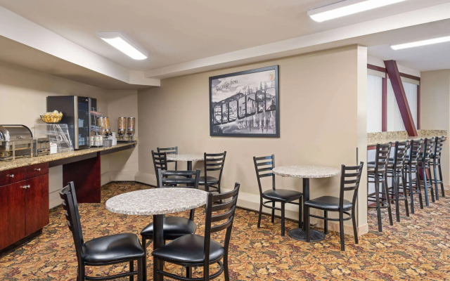 Super 8 by Wyndham Sherwood Park/Edmonton Area