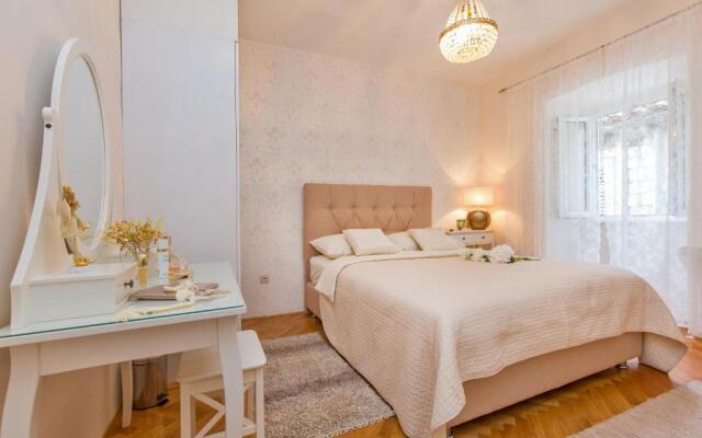 Apartments and rooms Perla