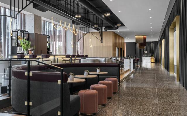 Renaissance Milwaukee West Hotel