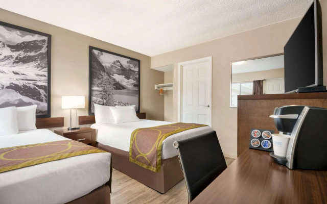 Super 8 by Wyndham Courtenay