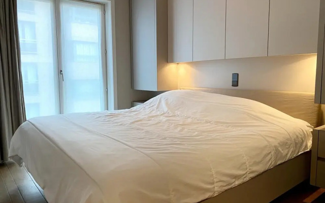 Sea Wall Retreat With Views