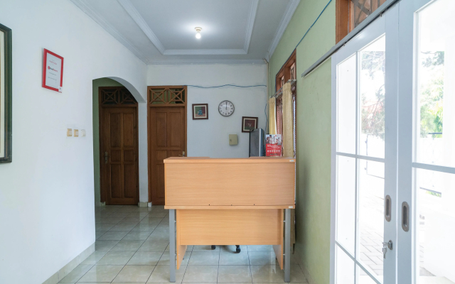 RedDoorz Near Bundaran Ciceri
