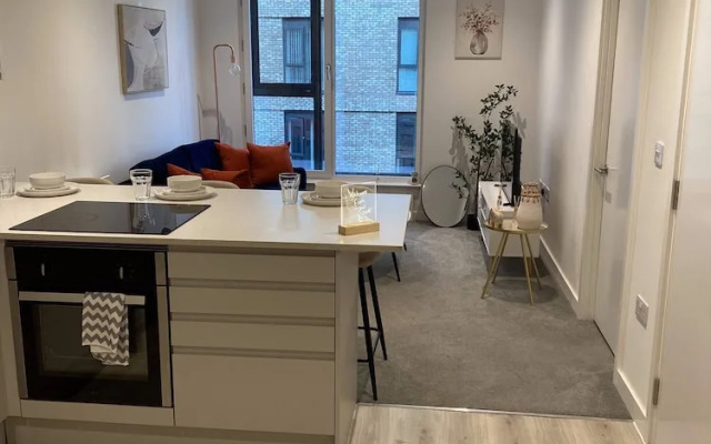 Lakeside - Central Apartment - Free Parking - Cinema Room