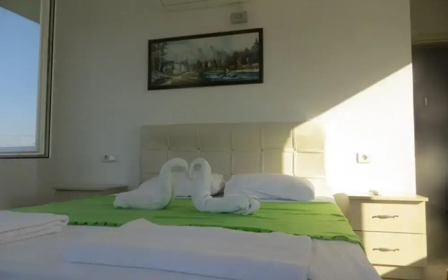 Villasevval-sleeps8-pool-bbq-ac-neartown