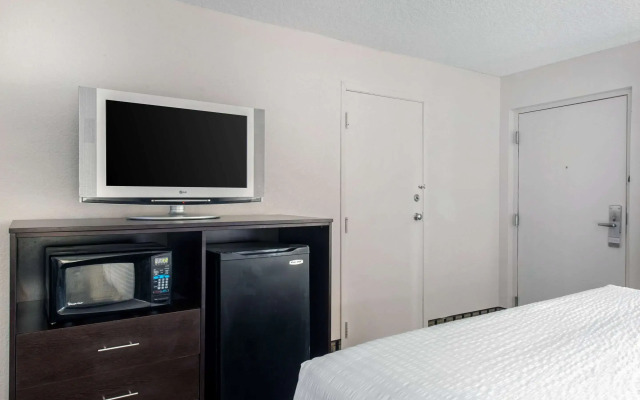 Clarion Inn & Suites Kissimmee-Lake Buena Vista South