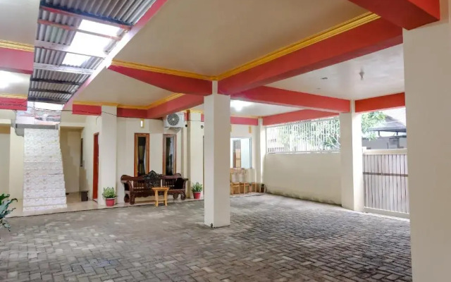 OYO 2986 D and a Guesthouse Syariah And Rent Car