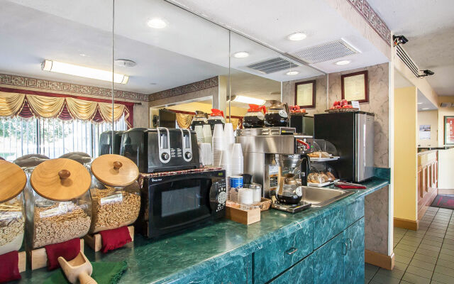 Econo Lodge Inn & Suites Murfreesboro Shopping District