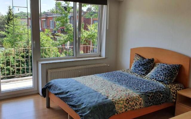 Superb Appartement With 3 Bed Rooms In Antwerpen