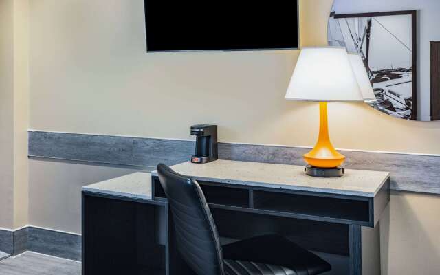 Super 8 by Wyndham Lindenhurst