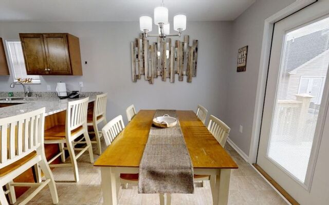 Rotties' 2 Bedroom Home by RedAwning